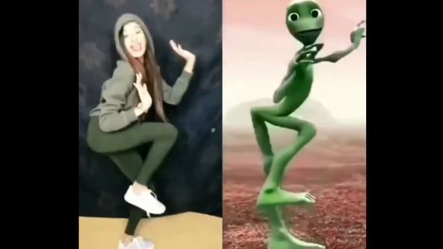 Dame Tu Cosita люди пытаются перетанцевать зеленого человечка