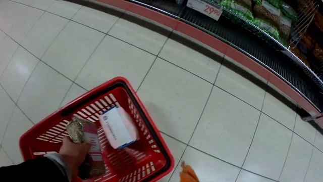 Швеция 43. Где недорого смотреть скидки на Продукты. Виноград 50% скидка. Морковь Картофель, Колбас