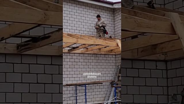 Практически готова стропильная система навеса крыльца