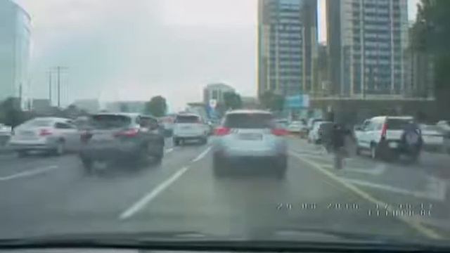 В Алматы мужчина верхом на страусе бодро проскакал по Аль-Фараби