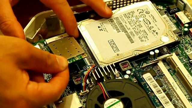 How To Add A Wireless Card To An ACER Aspire Revo R1600