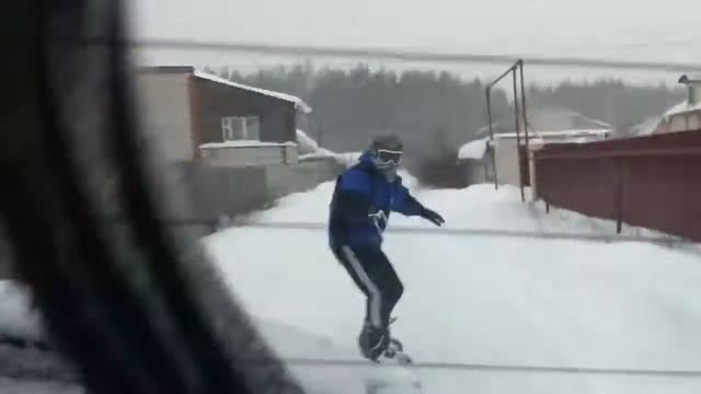 [Хроники 2012] Макс на борде рассекает район :D