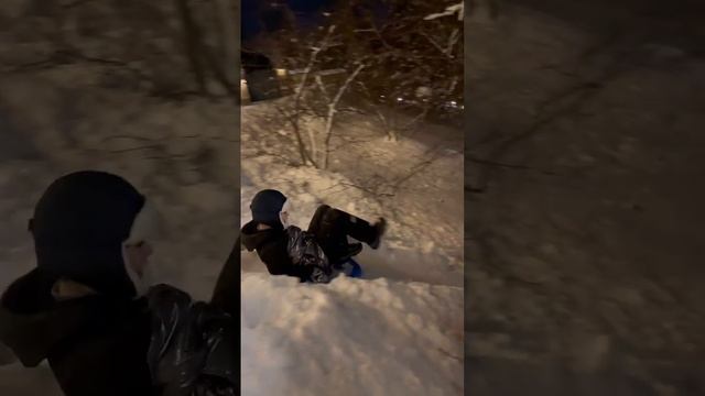 Максим Галкин опубликовал видео, как его сын катается со снежной горки