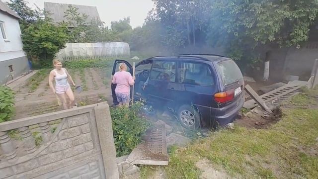 Женщина совершила ДТП, протаранила забор и застряла в огороде