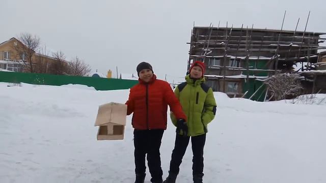 Он видео снимает