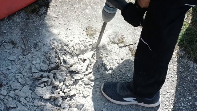 Stemmarbeiten In Beton Mit Dem Stemmhammer Makita HM001 (40 V, XGT)