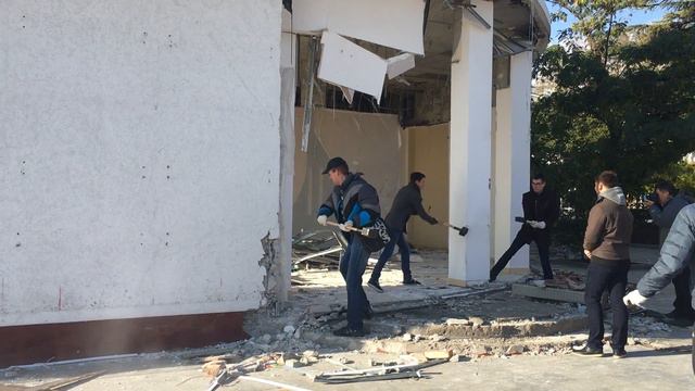 На набережной Ялты молодежь подключилась к сносу торгового комплекса 