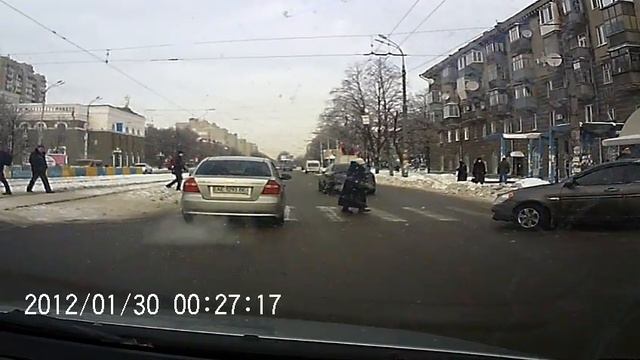 как  пешеходы в Днепропетровске переходят дорогу