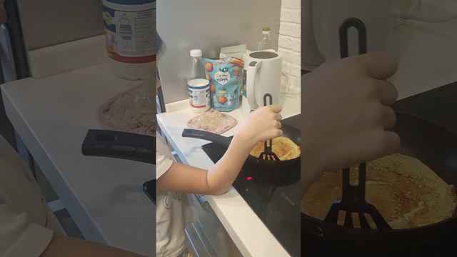 Стряпаем блины семьей