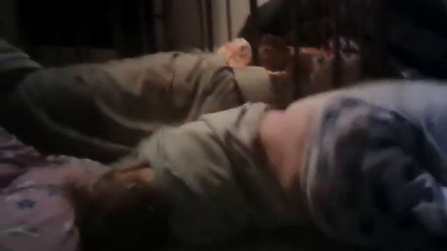 Малой в 2года кувыркается через кровать