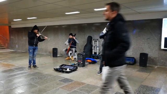 Электроскрипка, электроальт и электровиолончель в переходе на Арбате