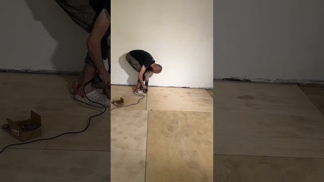 Процесс укладки второго слоя фанеры??#капитальныйремонт #сталинка #демонтажныеработы #старыйфонд