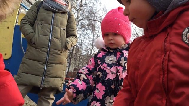 Как малыш играет на детской площадке. Ян отобрал грабли / Like A Kid Playing On A Playground.