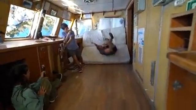 BATIK GEMİYE HALAT BAĞLADIK! (HAZAL SUYA DÜŞTÜ)