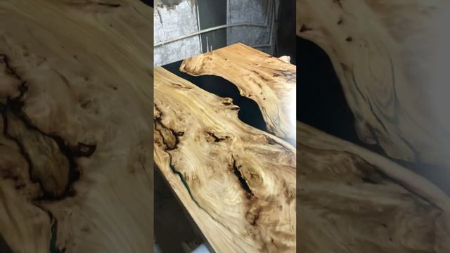Стол-река в стиле лофт из слэбов карагача с изумрудной эпоксидной смолой.