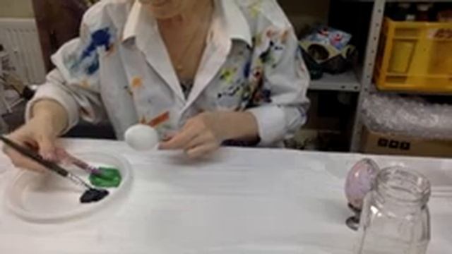 Простая имитация малахита на пасхальном яйце.