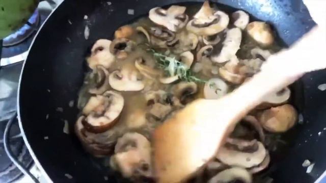 Pollo Con Champiñones En Salsa De Cebolla