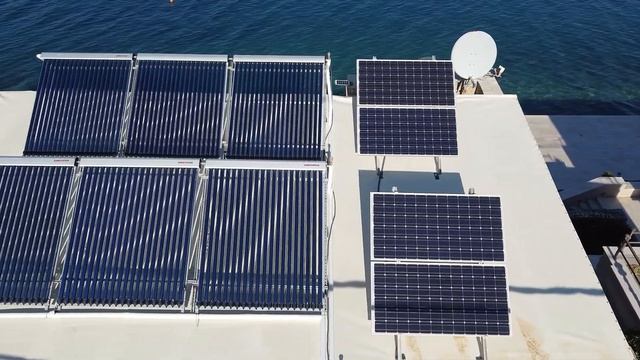 Солнечные панели и водяные коллекторы на крыше дома