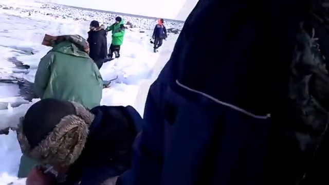 Как волна ломает лёд под рыбаками