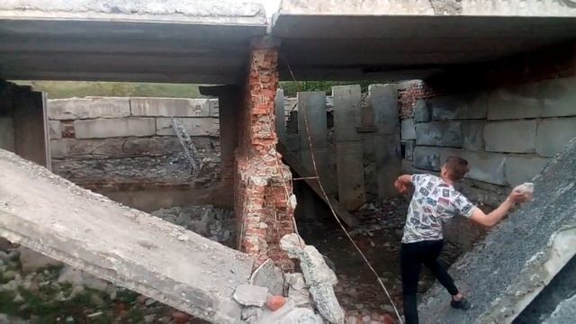 Рушим здание вручную