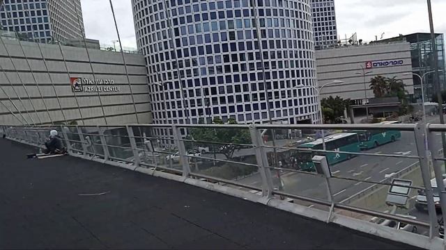 Веду напарника по работе в торговый центр.Тель Авив 31.12.21