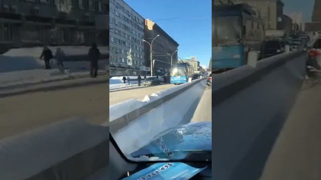 На площади Калинина в Новосибирске образовалась огромная пробка