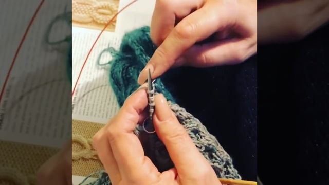 Соединение деталей во время вязания цветного пэчворка, можно колорблок