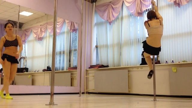 Pole-dance - заходы на пилон, крутки