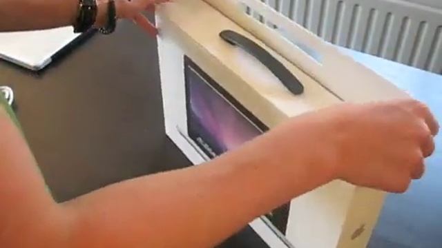 Apple Macbook Pro 13" Unboxing & Review (Summer 2009).mp4