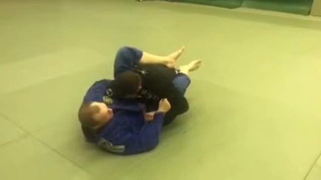 Треугольник из позиции оверхук-контроль в закрытой защите.