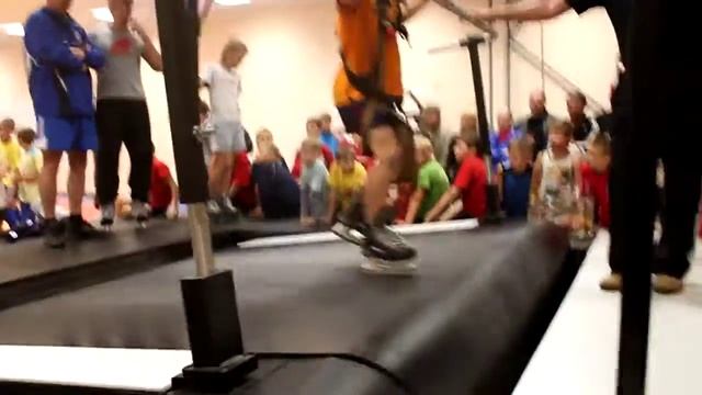 Мальчик испытывает тренажер Тредмил