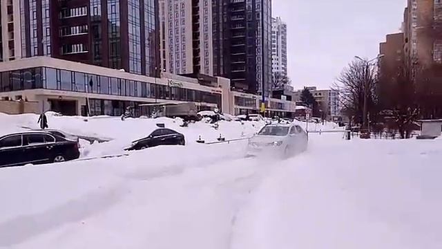 Днепр. Снег. Рено Логан в качестве бульдозера. (2018.03.19)