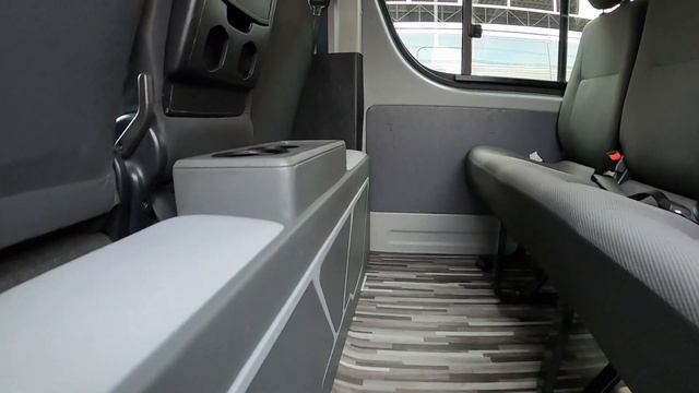 รถตู้มือสอง Toyota COMMUTER ปี 2012  D4D เครื่อง ดีเซล  ABS เพาเวอร์ เบาะ 3 แถว ผ่อนเบาๆ.-