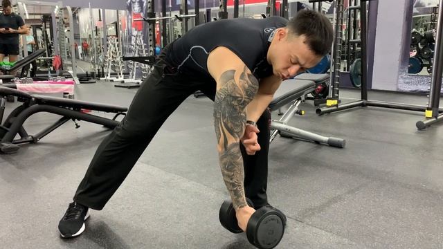 Концетрированый подьем на бицепс стоя