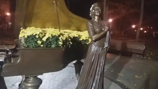 Харьков; И.Дунаевский и К.Шульженко в ночи.