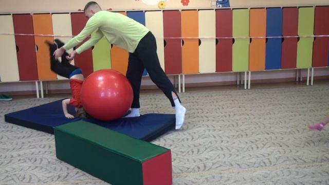 учимся делать кувырок назад, группа 3