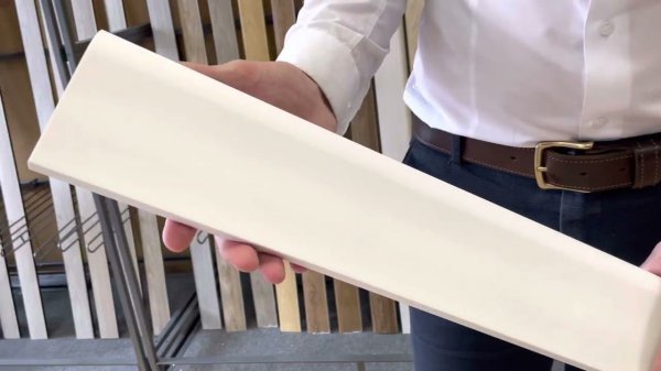 Плинтус из полистирола высокой плотности HI WOOD B98V1 98мм х 19,5мм х 2,0м.