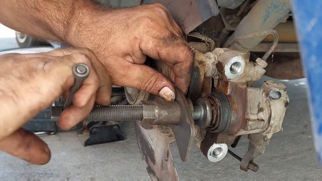 How To Change Rear Brake Pads In 8 Minutes / Πως να αντικαταστήσεις τακάκια φρένων. #howto