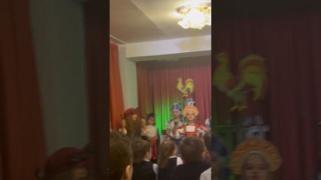 Мария Горбань показала, как ее дочь выступает на школьном утренника