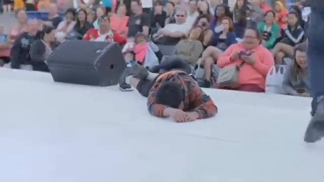 Мальчик потерял сознание поднявшись на сцену