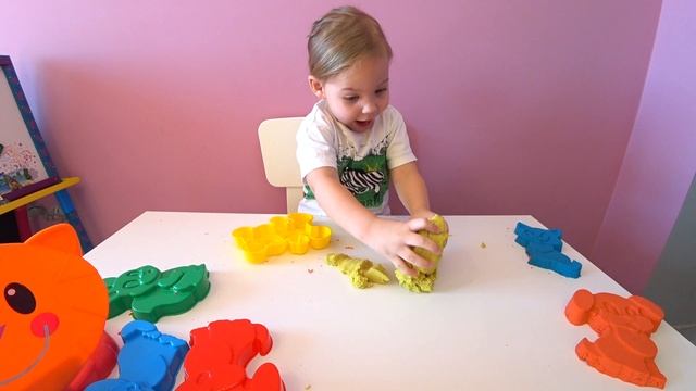 Cute Baby And Mommy Make Kinetic Sand Animals DIY For Children & Toddlers. Baby Education Video //