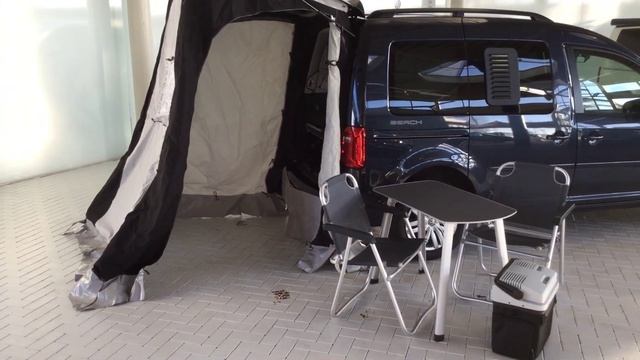 VW Caddy Beach Mit Campingpaket: Heckklappenzelt, Liegefläche, Kühlbox, Tisch Und Klappstühlen