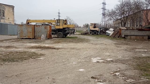 Крым, Керчь. Аренда охраняемой закрытой, площадки под спецтехнику. Завод Войкова. Недорого