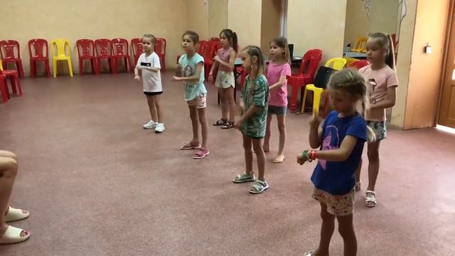 Танец : «Бог слышит нас»