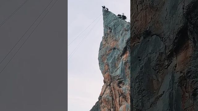 Вот это прыжок со скалы! #Shorts