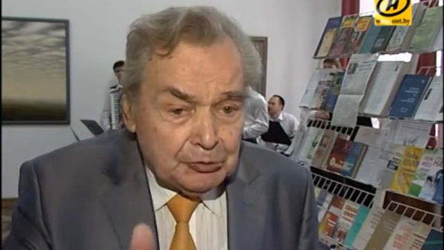 Академик Евгений Бабосов вручил паспорта лучшим школьникам Минска