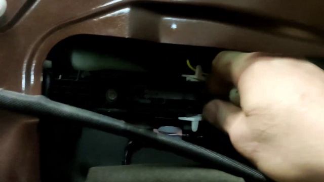 Ремонт дверей: снятие обшивки и замена ручек