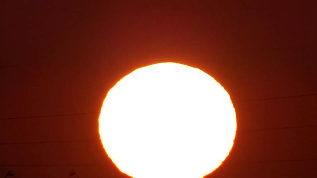 Солнце поднимается над безлюдным Харьковом 26 марта 2020 года