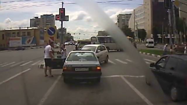 Псих ударил девушку на дороге!Видео для ГАИ