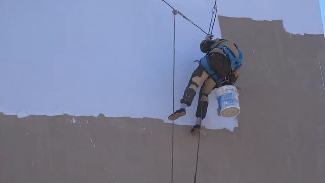 Нанесение окрасочного покрытия на торцевую стену панельного дома